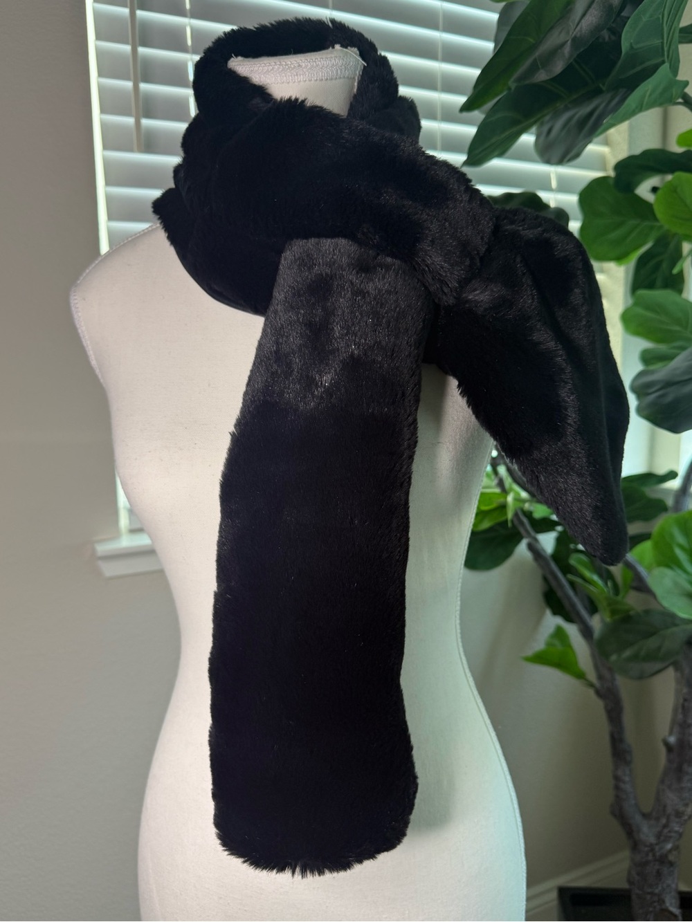 Black Plush Faux Fur Scarf - Women's Accessory